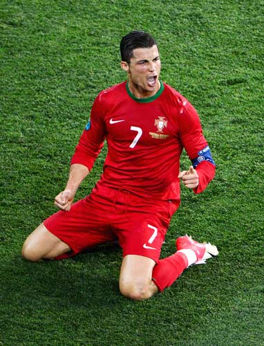 韩国杯半场：李洞俊补时收空门大礼建功，光州暂0-1全北（韩国杯半场：李洞俊补时推空门得手，全北暂1-0领先光州）