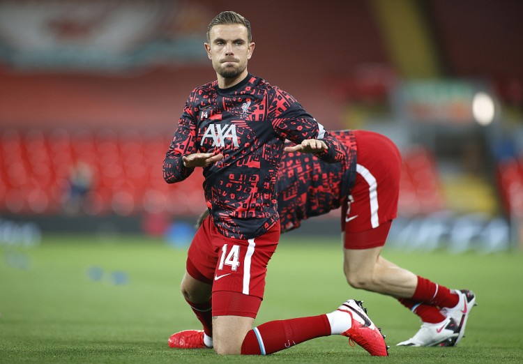 1996年，55岁的贝利还在踢足球（1996年，55岁的贝利仍驰骋绿茵场）