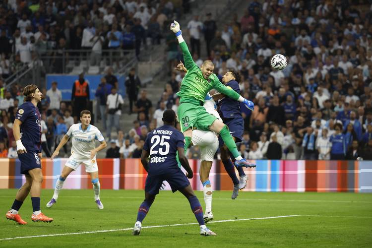 梅西球迷庆祝三周年，期待世界杯新梗（梅西球迷三周年同庆，盼世界杯再出新梗）