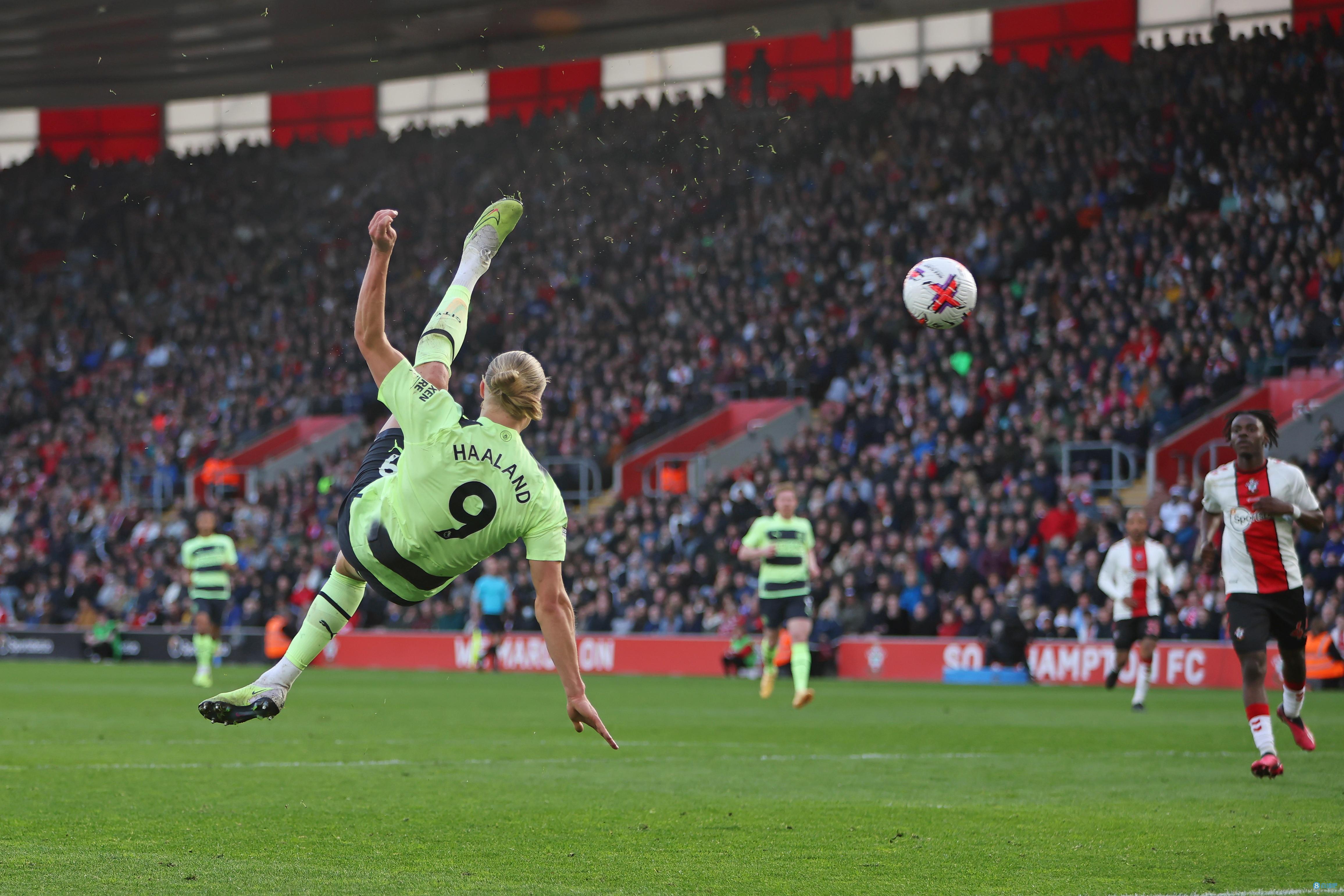 每体：莱万愿意接受降薪+替补，2026年初将和巴萨再谈（每体：莱万愿降薪并接受替补角色，2026年初将与巴萨再度磋商）