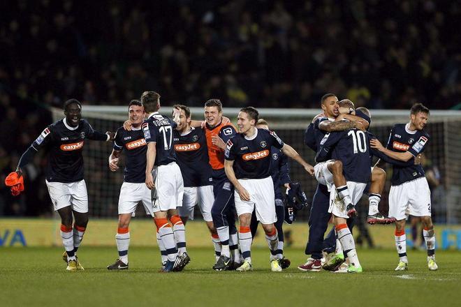 湖人官方：詹姆斯因左脚伤病管理，明日比赛出战成疑（湖人通告：因左脚伤病管理，詹姆斯明日出场成疑）